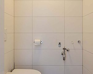Stijlvolle badkamer in Vrijstaande woning in Hollum, Ameland, vakantiehuis met moderne voorzieningen op de Waddeneilanden.