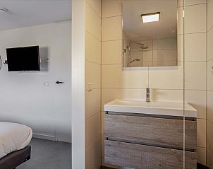 Ensuite badkamer in Vrijstaande woning in Hollum, Ameland, vakantiehuis met moderne voorzieningen op de Waddeneilanden.