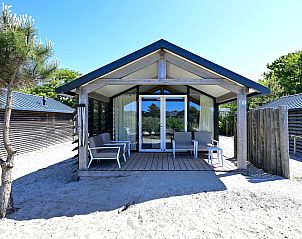Voorzijde van de vrijstaande woning in Hollum, Ameland met comfortabele zitplaatsen en uitzicht op de Waddeneilanden.