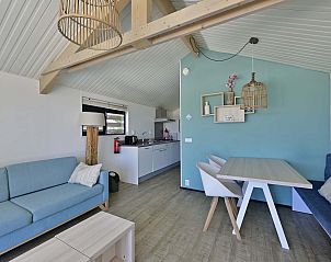 Stijlvolle woonkamer in de vrijstaande woning in Hollum, Ameland, met moderne meubels en veel natuurlijk licht.