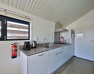 Compacte keuken in de vrijstaande woning in Hollum, Ameland, ideaal voor het bereiden van maaltijden tijdens uw verblijf.