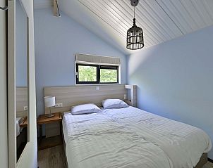 Sfeervolle slaapkamer in de vrijstaande woning in Hollum, Ameland, met comfortabel bed en natuurlijke lichtinval.