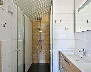 Stijlvolle badkamer in de vrijstaande woning in Hollum, Ameland, met moderne faciliteiten en douche.