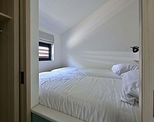 Tweede slaapkamer in de vrijstaande woning in Hollum, Ameland, met comfortabele bedden en rustige sfeer.