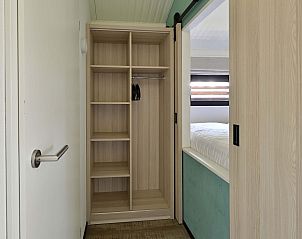 Kledingkast in de vrijstaande woning in Hollum, Ameland, biedt voldoende opbergruimte voor uw verblijf.