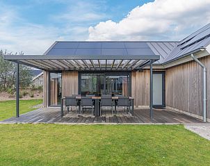 Terras van de Vrijstaande woning in Hollum, Ameland, met uitzicht op de groene tuin.