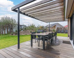 Buitenterras bij de Vrijstaande woning in Hollum, Ameland, met ruime zitgelegenheid.