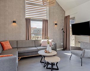 Gezellige woonkamer in de Vrijstaande woning in Hollum, Ameland, met comfortabele zitbank.