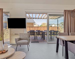 Open woonruimte in de Vrijstaande woning in Hollum, Ameland, met toegang tot het terras.