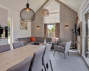 Ruime woonkamer in de Vrijstaande woning in Hollum, Ameland, met veel natuurlijk licht.