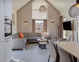 Moderne keuken in de Vrijstaande woning in Hollum, Ameland, met strakke afwerking.