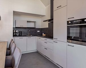 Hal van de Vrijstaande woning in Hollum, Ameland, met toegang tot verschillende kamers.