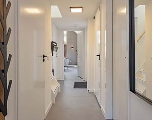 Stijlvolle badkamer in de Vrijstaande woning in Hollum, Ameland, met modern sanitair.