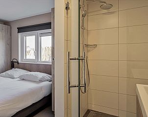 Badkamer in de Vrijstaande woning in Hollum, Ameland, met toilet en wastafel.