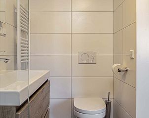 Tweede slaapkamer in de Vrijstaande woning in Hollum, Ameland, met uitzicht op de tuin.