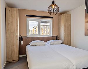 Slaapkamer met badkamer in de Vrijstaande woning in Hollum, Ameland, met moderne inrichting.