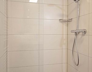 Moderne wastafel in de Vrijstaande woning in Hollum, Ameland, met chromen kraan.