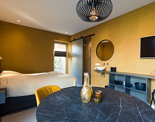 Stijlvolle eetruimte in Breeze 1 appartement, Hollum, Ameland met een moderne inrichting en gezellige sfeer.