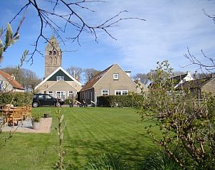 Ilsebil vakantiehuis in Hollum, Ameland met ruime tuin en uitzicht op historische kerk.