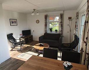 Lichte woonkamer in Ilsebil vakantiehuis, Hollum, Ameland, met moderne meubels en decor.