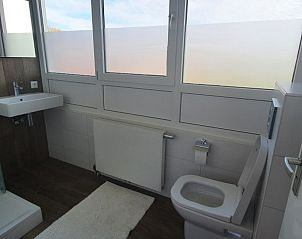 Moderne badkamer in Ilsebil vakantiehuis, Hollum, Ameland, met douche en grote ramen.