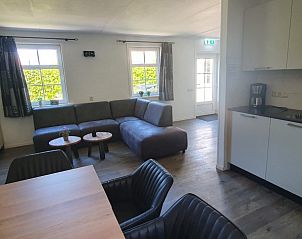 Comfortabele woonkamer in vakantiehuis Piggelmee, Hollum, Ameland met zithoek en veel licht.