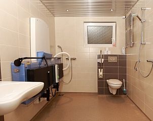 Ruime badkamer in vakantiehuis Piggelmee, Hollum, Ameland, met moderne voorzieningen.