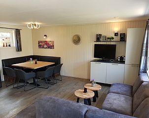 Eet- en zithoek in vakantiehuis Piggelmee, Hollum, Ameland, met stijlvolle inrichting.