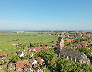 Luchtfoto van Hollum, Ameland met vakantiehuis Piggelmee en omliggende natuur.