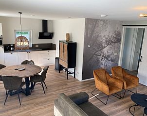 Stijlvolle binnenruimte van Zonnehoeve-zonnewende vakantiehuis in Hollum, Ameland met moderne keuken.