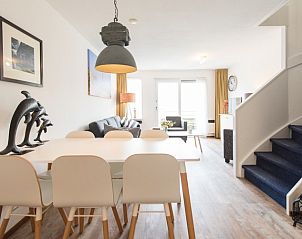 Eethoek en gezellige zithoek in Zilverschoon appartement, Hollum, Ameland, Waddeneilanden.