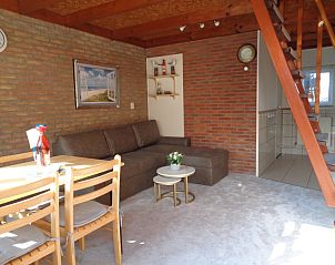 Gezellige woonkamer in huisje WELTEVREE, Hollum, Ameland, met comfortabele zithoek en eethoek.
