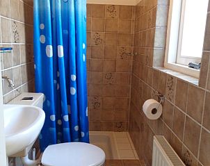 Praktische badkamer in huisje WELTEVREE, Hollum, Ameland met douche en toilet op de Waddeneilanden.