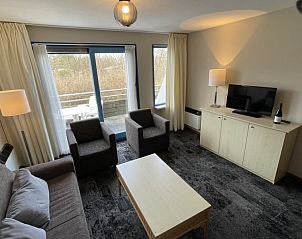 Comfortabele woonkamer met uitzicht op natuur bij vakantiehuis Duindoorn, Hollum, Ameland, Waddeneilanden.