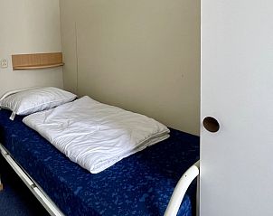 Knusse eenpersoonskamer in vakantiehuis Duindoorn, Hollum, Ameland, ideaal voor rust en ontspanning.