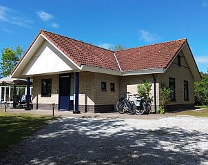 Vakantiehuis De Vrijheid in Hollum, Ameland, omringd door natuur met zonnig terras en ruime tuin, ideaal voor een ontspannen verblijf.