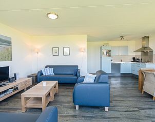 Gezellige woonkamer van Beachvilla West End 6 in Hollum, Ameland, met moderne keuken en comfortabele zithoek voor een ontspannen vakantie.