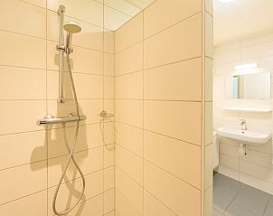 Moderne badkamer in Beachvilla West End 6, Hollum, Ameland. Geniet van comfort en stijl in deze luxe bungalow op de Waddeneilanden.