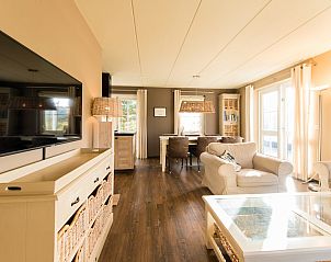 Gezellige woonkamer in Engelsmanduinvilla 6, een bungalow in Hollum, Ameland. Comfortabele inrichting en veel natuurlijk licht.