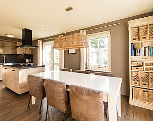 Gezellige eetkamer van Engelsmanduinvilla 6 in Hollum, Ameland. Ruime bungalow met moderne keuken en veel natuurlijk licht.