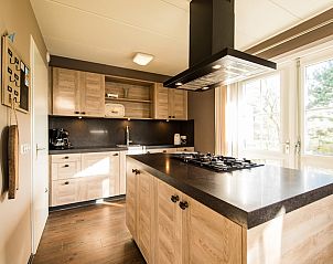 Moderne keuken in Engelsmanduinvilla 6, een bungalow in Hollum, Ameland. Geniet van luxe koken op de Waddeneilanden.