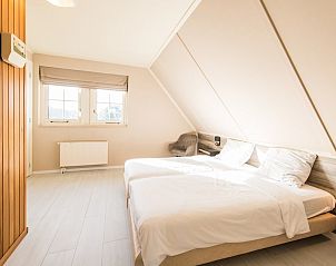 Lichte slaapkamer van Engelsmanduinvilla 6 in Hollum, Ameland, Waddeneilanden, vakantiehuis met comfortabel tweepersoonsbed.