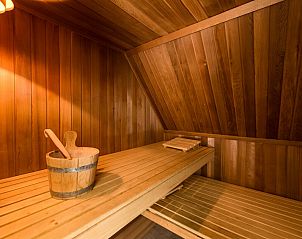 Ontspan in de luxe sauna van Engelsmanduinvilla 6, een vakantiehuis in Hollum, Ameland, gelegen op de prachtige Waddeneilanden.