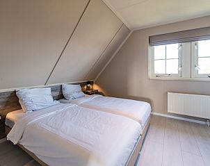 Slaapkamer in Engelsmanduinvilla 6, een comfortabele bungalow in Hollum, Ameland. Geniet van rust en ruimte op de Waddeneilanden.