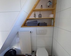 Stilvolle Badezimmerablage im Ferienhaus Flipper Hollum Ameland mit Handtuchhalter.