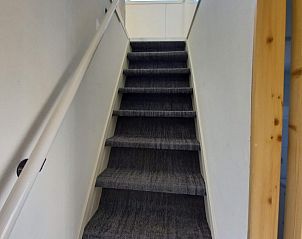 Treppe zum Obergeschoss im Ferienhaus Flipper Hollum Ameland mit natrlichem Licht.