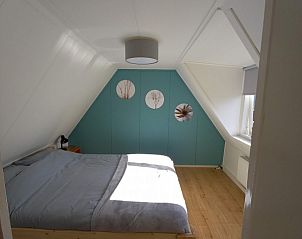 Gemtliches Schlafzimmer im Ferienhaus Flipper Hollum Ameland mit bequemem Bett.