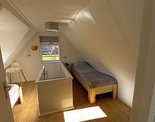 Helles Kinderzimmer im Ferienhaus Flipper Hollum Ameland mit Einzelbett.