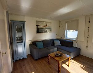 Gerumiges Wohnzimmer im Ferienhaus Flipper Hollum Ameland mit gemtlicher Sitzecke.