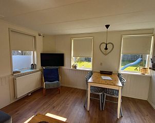 Essecke im Ferienhaus Flipper Hollum Ameland mit viel natrlichem Licht.